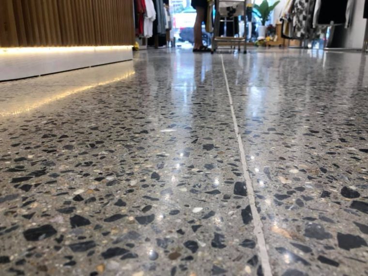 So sánh ưu nhược điểm đánh bóng đá